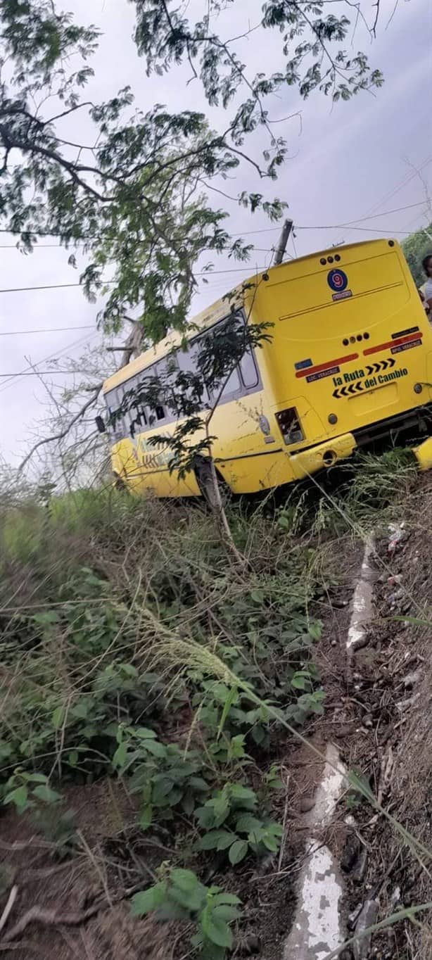 3 personas en Medellín terminan lesionadas en accidente de camión de pasajeros