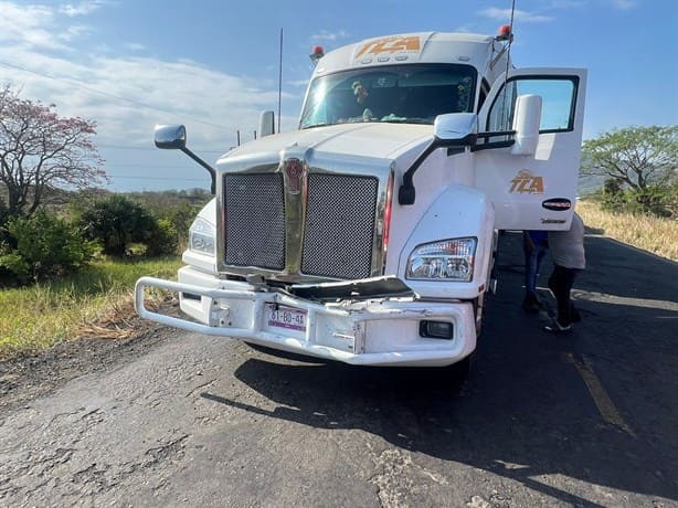 Tráiler golpea camioneta de empleada en Laguna Verde