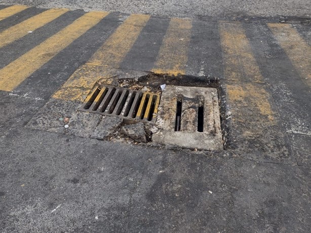 Advierten de alcantarilla llena de grasa frente al parque Zamora