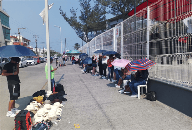 Fanáticos de la música regional mexicana hacen vigilia para concierto “Prófugos del anexo” | VIDEO