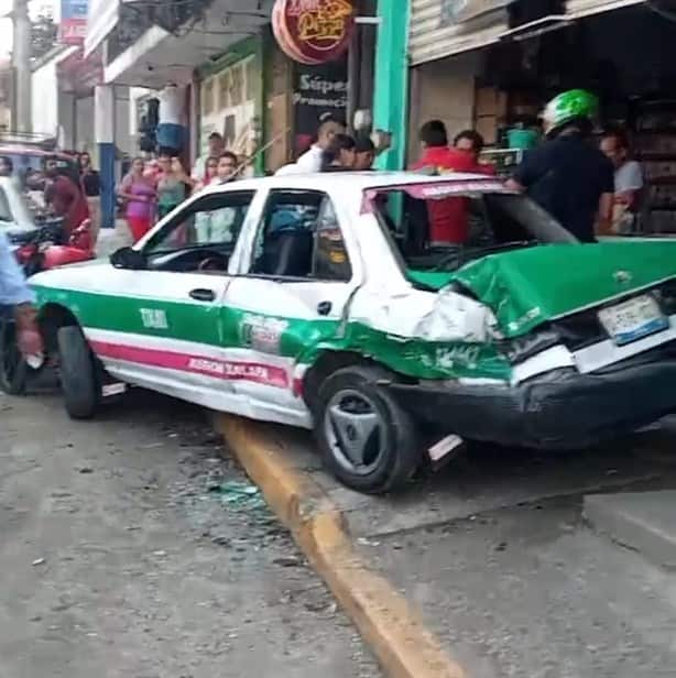 Tremendo accidente en colonia Campo de Tiro de Xalapa; el responsable huyó