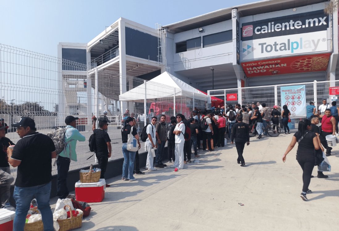 Fanáticos de la música regional mexicana hacen vigilia para concierto “Prófugos del anexo” | VIDEO