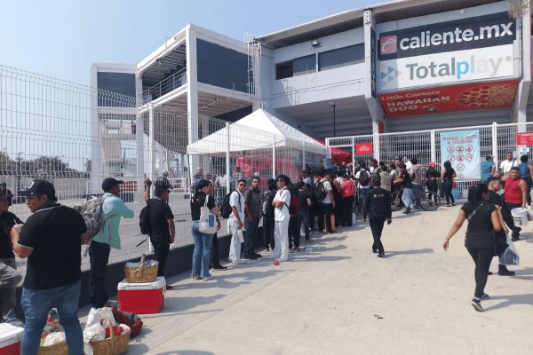 Fanáticos de la música regional mexicana hacen vigilia para concierto "Prófugos del anexo" | VIDEO