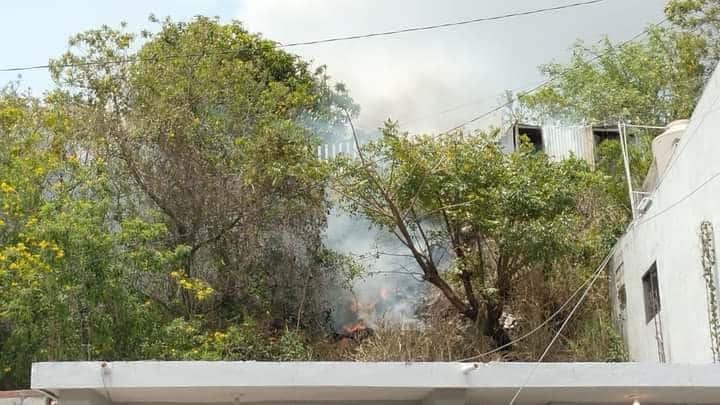 Quema de alambres provoca incendio en terreno de Alvarado