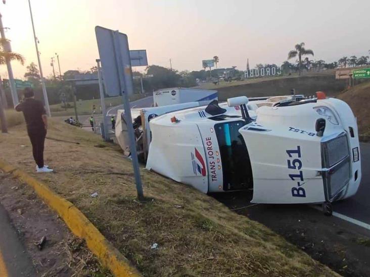 Vuelca tráiler en distribuidor vial de Córdoba