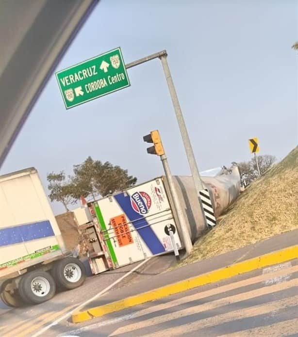 Vuelca tráiler en distribuidor vial de Córdoba