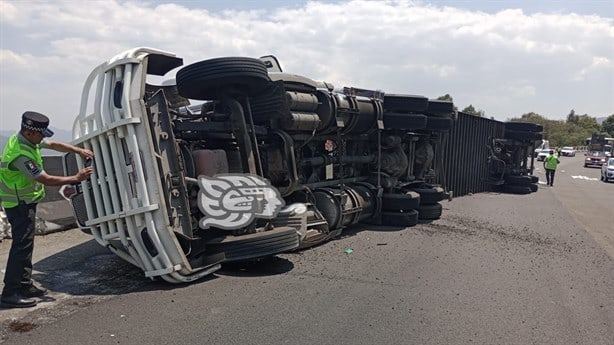 Vuelca tráiler cargado de libros en las Cumbres de Maltrata