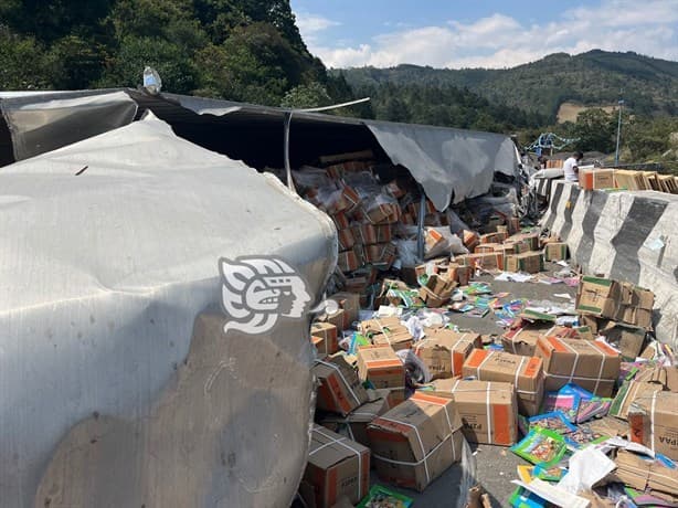 Vuelca tráiler cargado de libros en las Cumbres de Maltrata