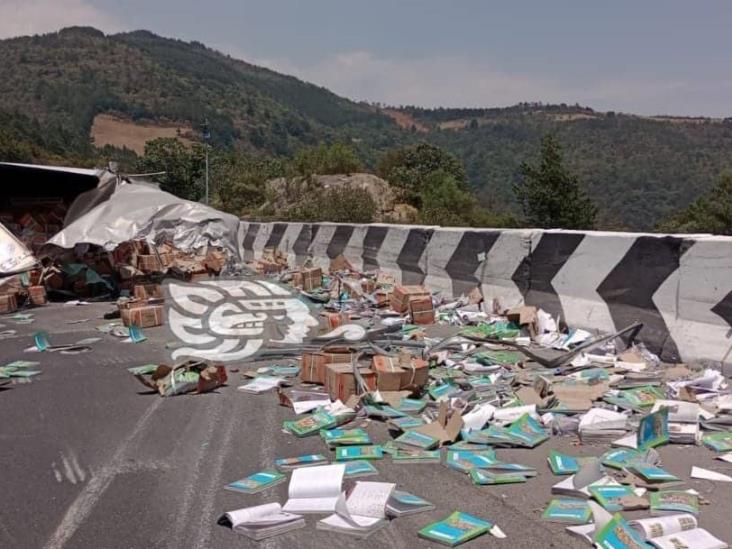 Vuelca tráiler cargado de libros en las Cumbres de Maltrata