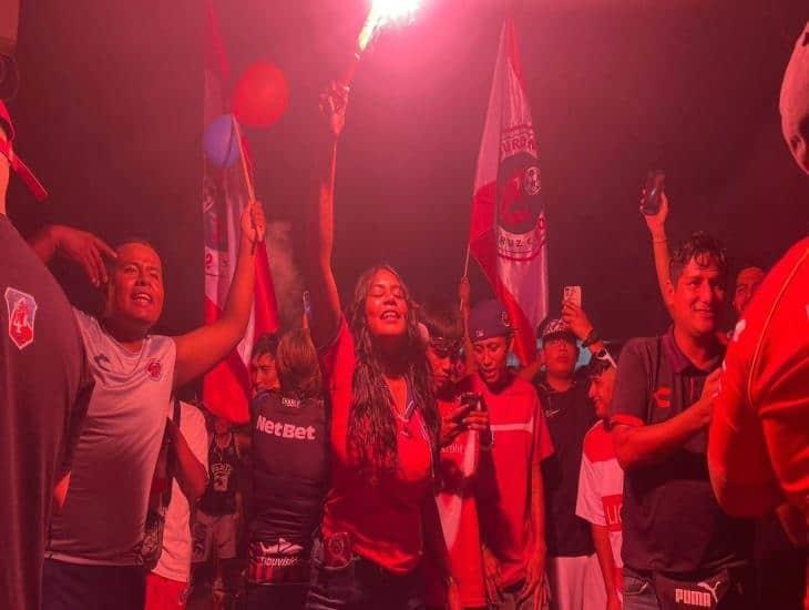 Leal afición celebró el 81 aniversario de los Tiburones Rojos de Veracruz