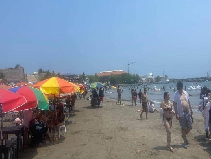Turistas en Veracruz disfrutan último día de vacaciones en las playas