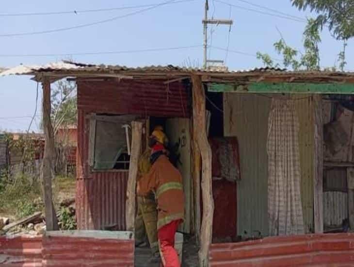 Bomberos atienden incendio en casa de Alvarado