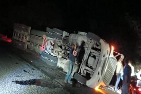 Tráiler vuelca en Actopan, conductor termina herido