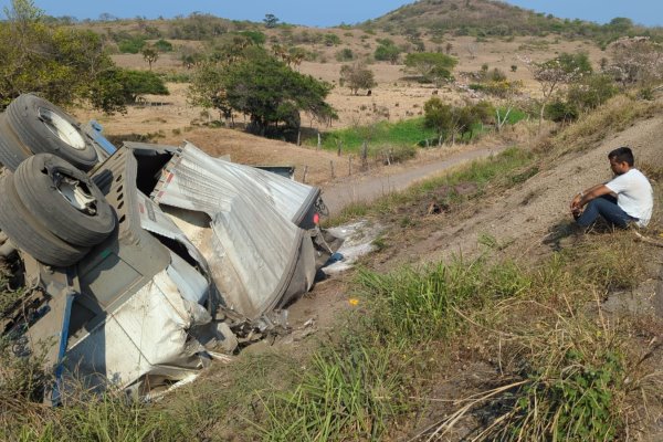 Volcadura de tráiler cargado de azúcar provoca rapiña en carretera federal 180 de Veracruz