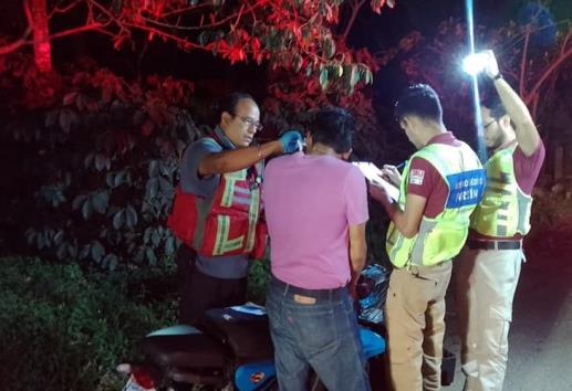 Motociclista derrapa en la carretera Fortín-Huatusco y resulta lesionado
