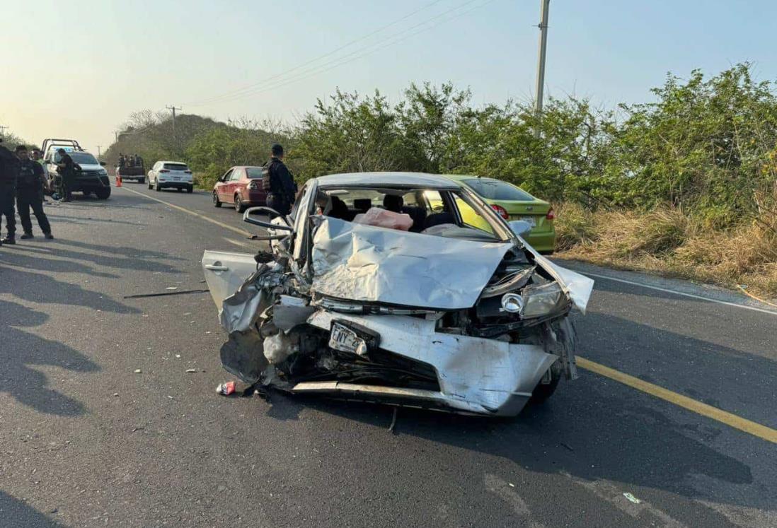 Aparatoso choque en Alvarado deja dos personas heridas