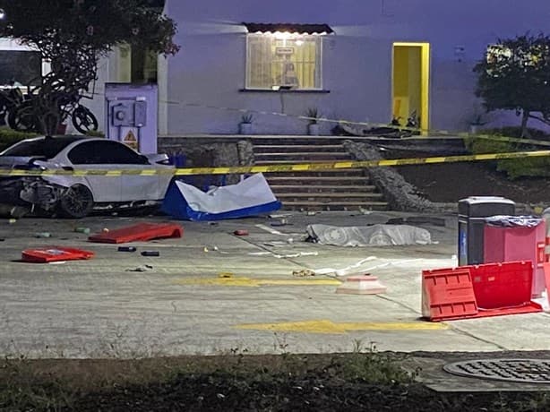 ¡Parranda termina en tragedia! Chocan su BMW contra gasolinera y matan a despachadora