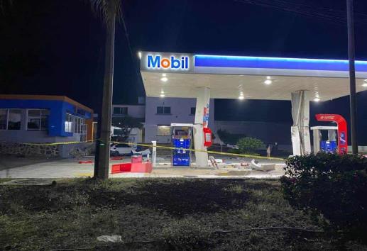 ¡Parranda termina en tragedia! Chocan su BMW contra gasolinera y matan a despachadora