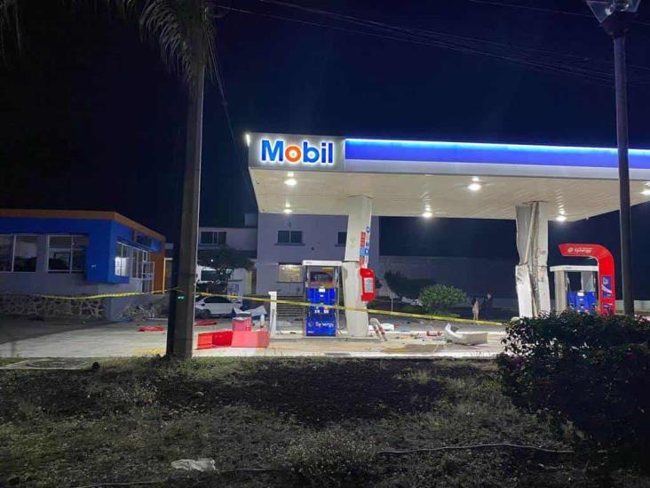 ¡Parranda termina en tragedia! Chocan su BMW contra gasolinera y matan a despachadora