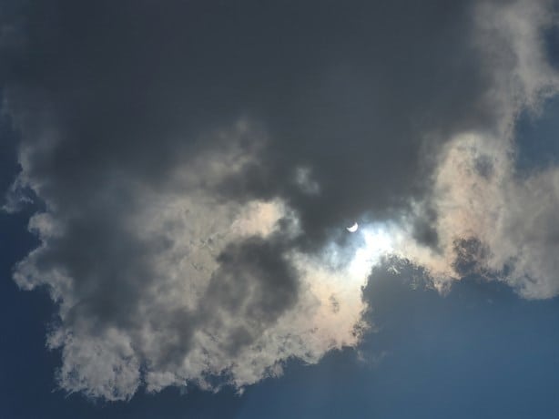 Observan el eclipse de sol desde diversos puntos de Veracruz