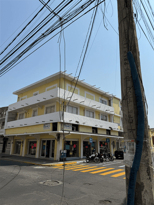 Vecinos exigen limpieza de postes de cables sueltos en las calles Madero y Serdán de Veracruz