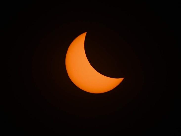 Así se observó el eclipse solar en Xalapa; no se repetirá en México hasta 2050 (Galería)