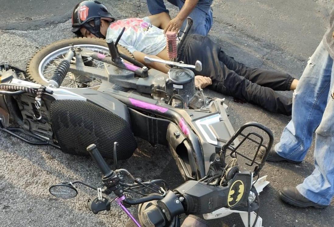 Joven estrella la moto contra auto en la colonia Salvador Díaz Mirón