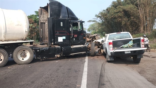 En carretera Córdoba-La Tinaja, aparatoso choque entre una pipa y una camioneta