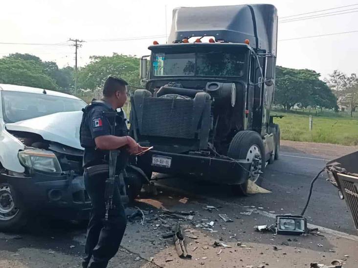 En carretera Córdoba-La Tinaja, aparatoso choque entre una pipa y una camioneta