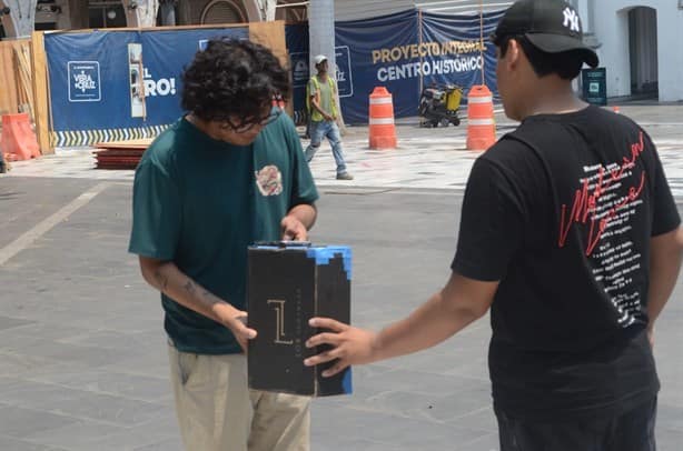Jóvenes de la UV observan el eclipse de sol desde el zócalo de Veracruz