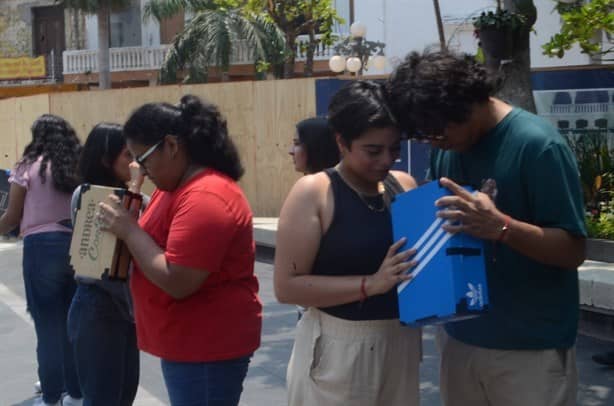 Jóvenes de la UV observan el eclipse de sol desde el zócalo de Veracruz