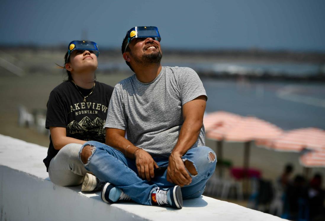 Observan el eclipse de sol desde diversos puntos de Veracruz