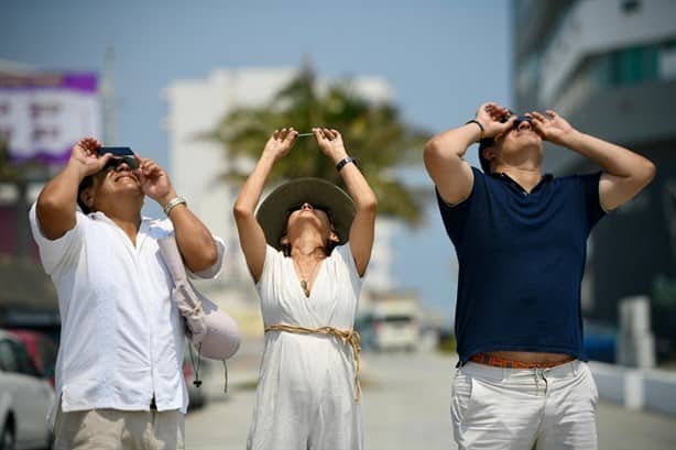 Observan el eclipse de sol desde diversos puntos de Veracruz