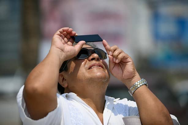 Observan el eclipse de sol desde diversos puntos de Veracruz