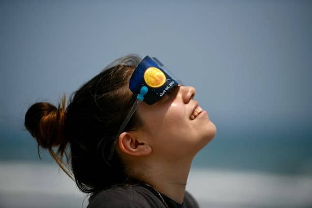 Observan el eclipse de sol desde diversos puntos de Veracruz