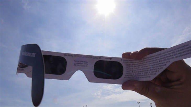 Distribuyen 250 mil filtros para observar el eclipse solar en Sinaloa