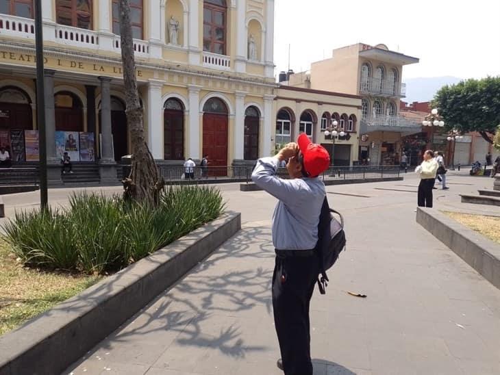 Se reúnen en parques para observar el eclipse solar en Orizaba