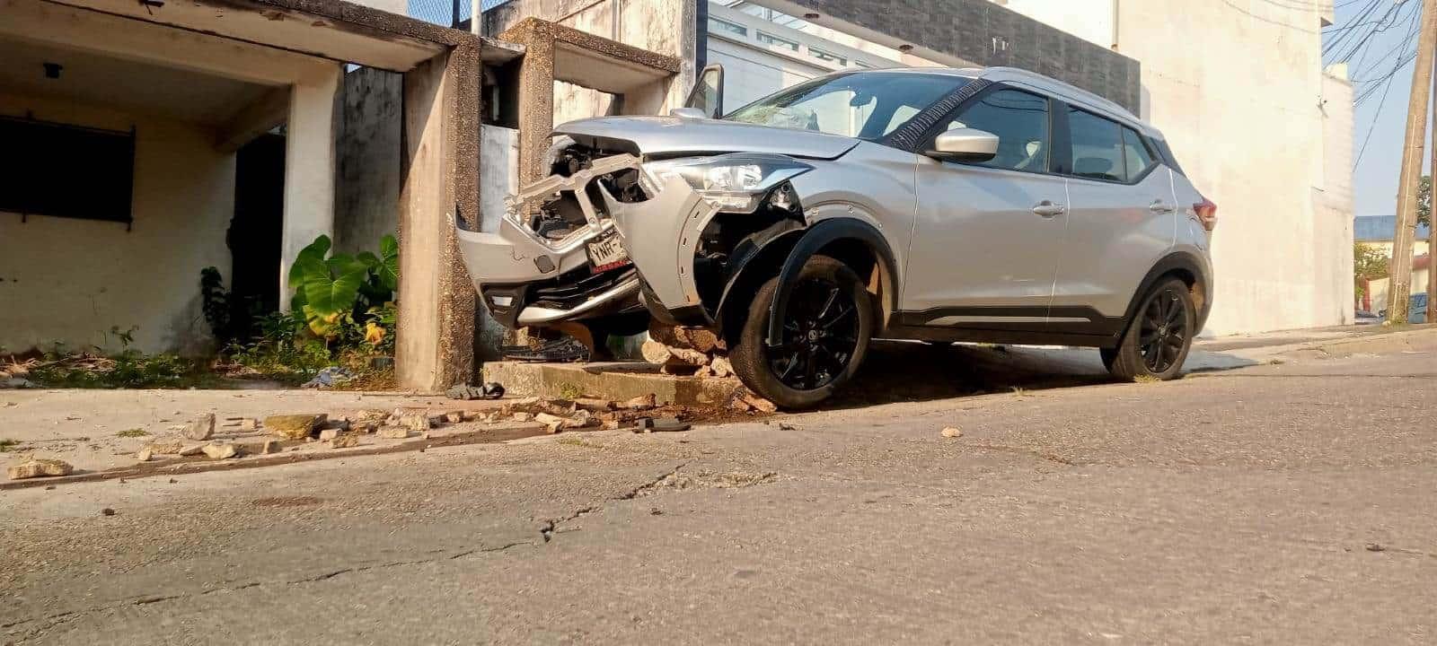 Camioneta termina estampada contra muro en la colonia Petrolera