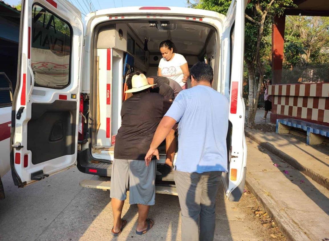 Pareja que viajaba en moto derrapó en un camino de San Juan Evangelista 