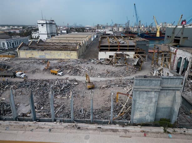 Artesanos del malecón de Veracruz duermen en locales para evitar desalojo
