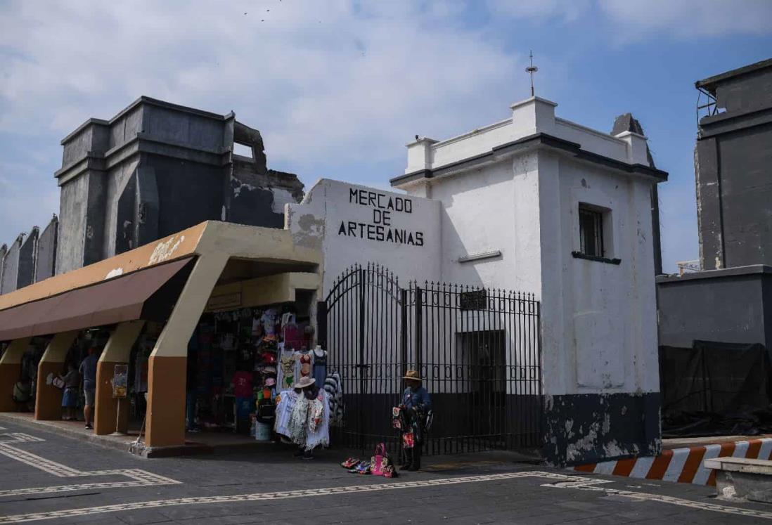 Artesanos del malecón de Veracruz duermen en locales para evitar desalojo