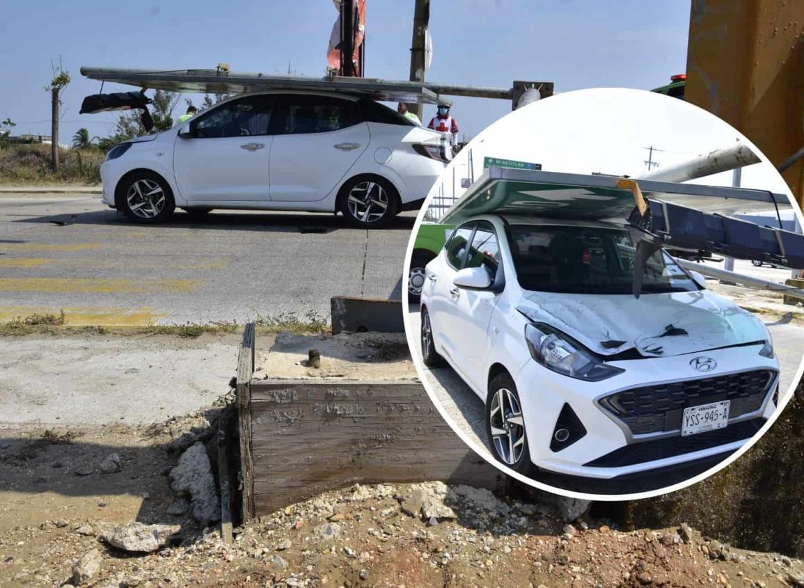 Semáforo se desploma sobre auto en Coatzacoalcos ¡el susto de sus vidas! l VIDEO