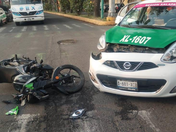 Motociclista resulta lesionado tras chocar contra taxi en calles de Xalapa