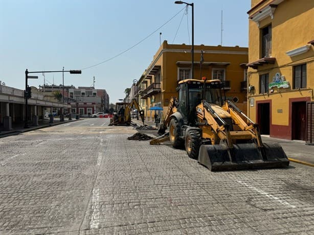 Cierran avenida en el centro histórico de Veracruz por obra de colector pluvial