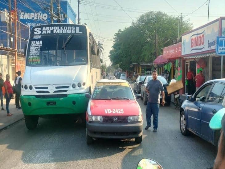 Se registra accidente en Medellín de Bravo, genera caos vial