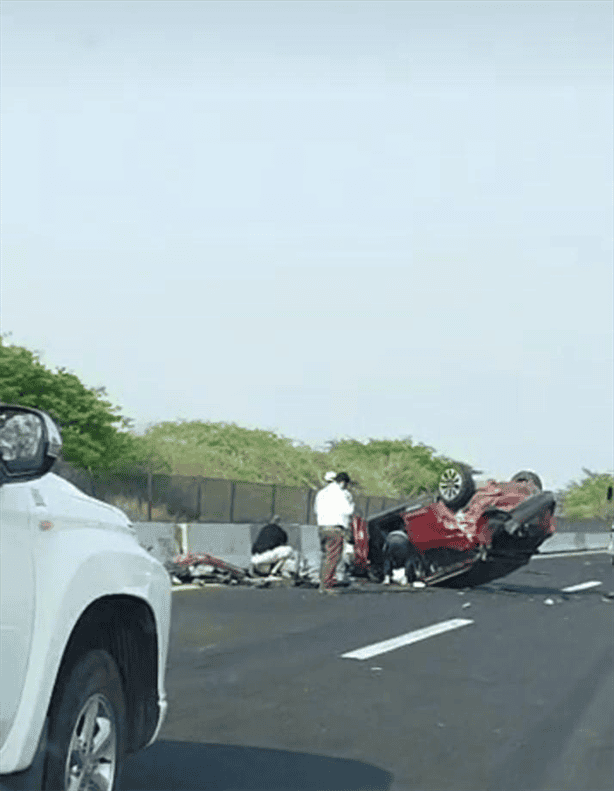 Volcadura en carretera Xalapa-Veracruz deja una mujer lesionada