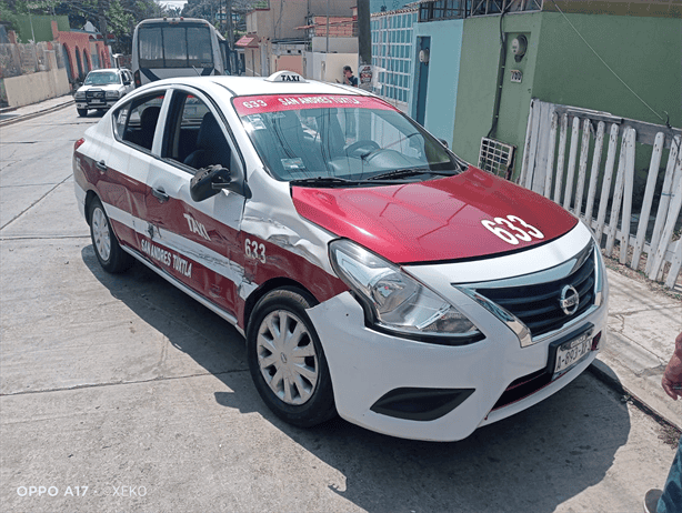 Aparatoso accidente entre microbus y taxi en San Andrés Tuxtla termina con saldo blanco