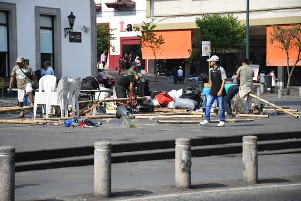 Tras más de un año de plantón, se retira FNLS de la plaza Lerdo de Xalapa (FOTOS)