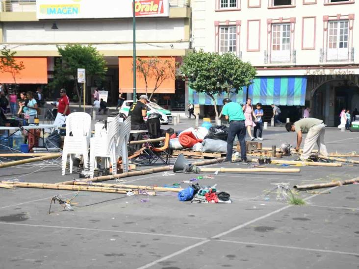 Tras más de un año de plantón, se retira FNLS de la plaza Lerdo de Xalapa (FOTOS)