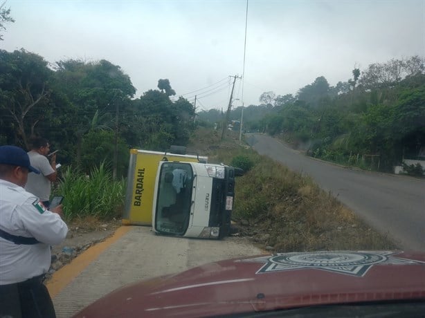 Camión volcado en Santa Margarita, Misantla